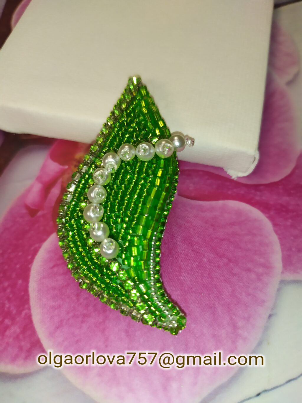 Брошь ландыш