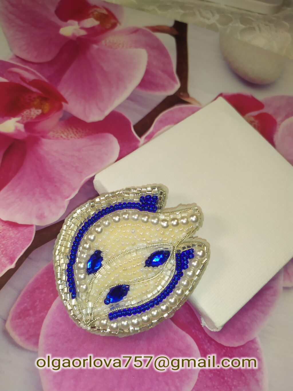 Брошь каменный цветок