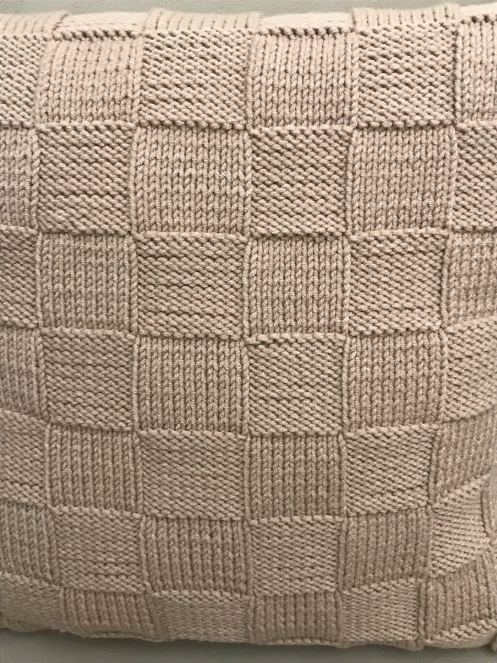 Подушка вязаная.