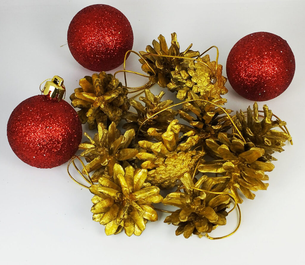 Шишки сосновые окрашенные (золотые, серебряные, с блестками)