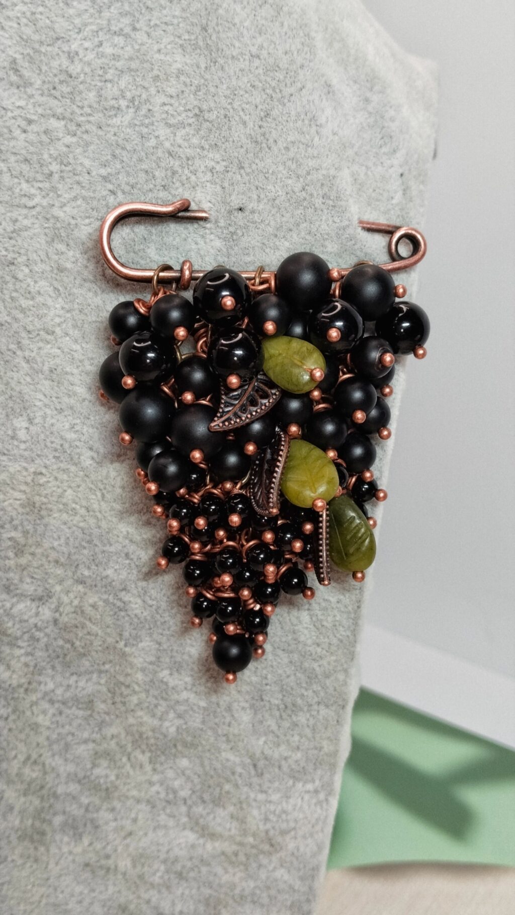 Брошь «Чёрная смородина»