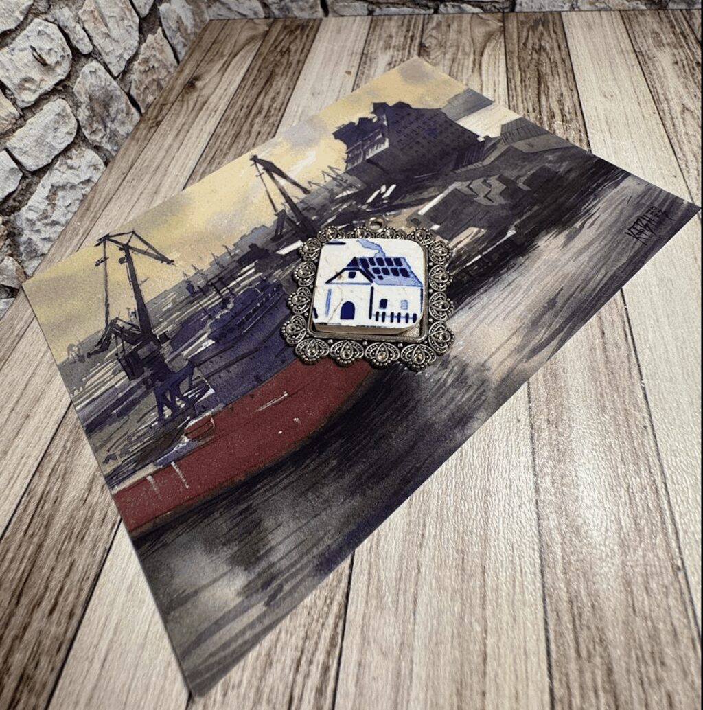 кулон немецкой керамики типа Delft