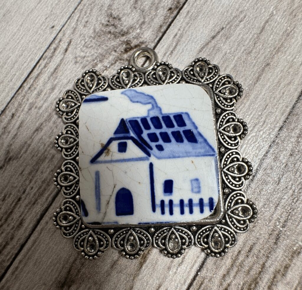 кулон немецкой керамики типа Delft