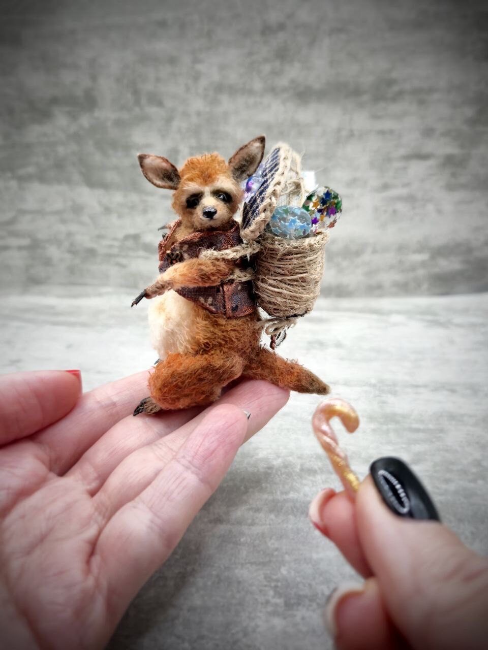 Вязаная миниатюрная игрушка кенгуру Брунгильда