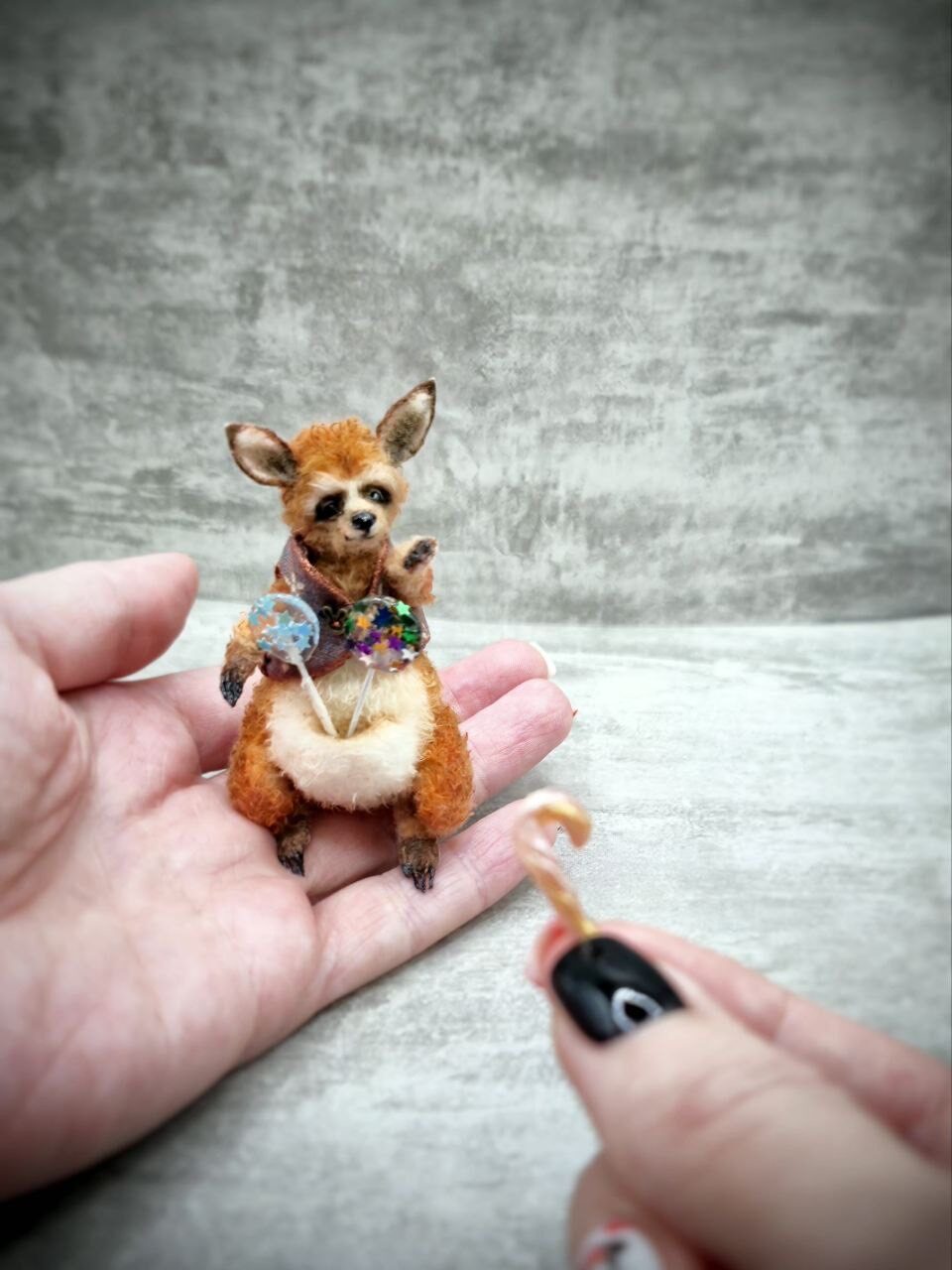 Вязаная миниатюрная игрушка кенгуру Брунгильда