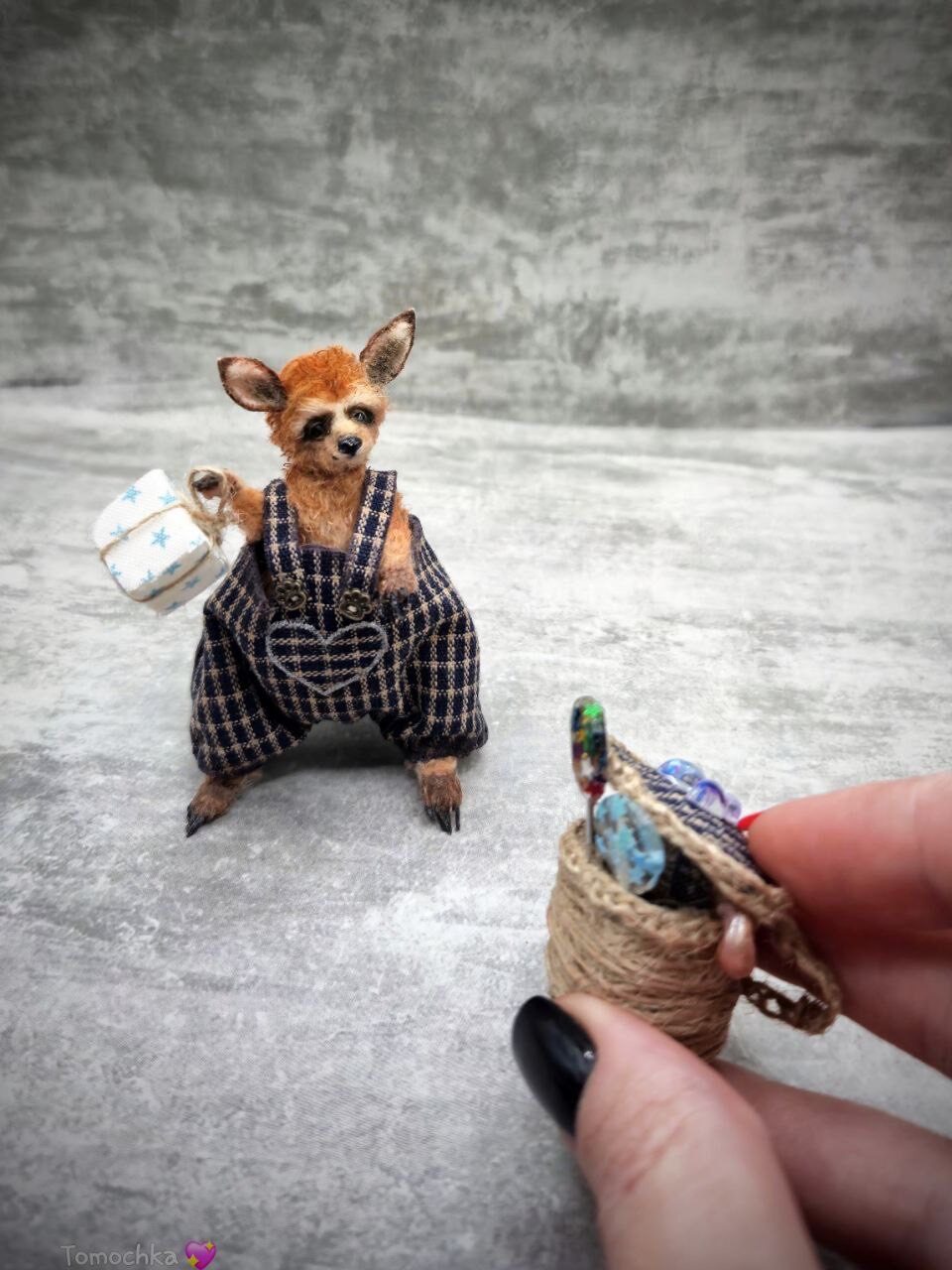 Вязаная миниатюрная игрушка кенгуру Брунгильда