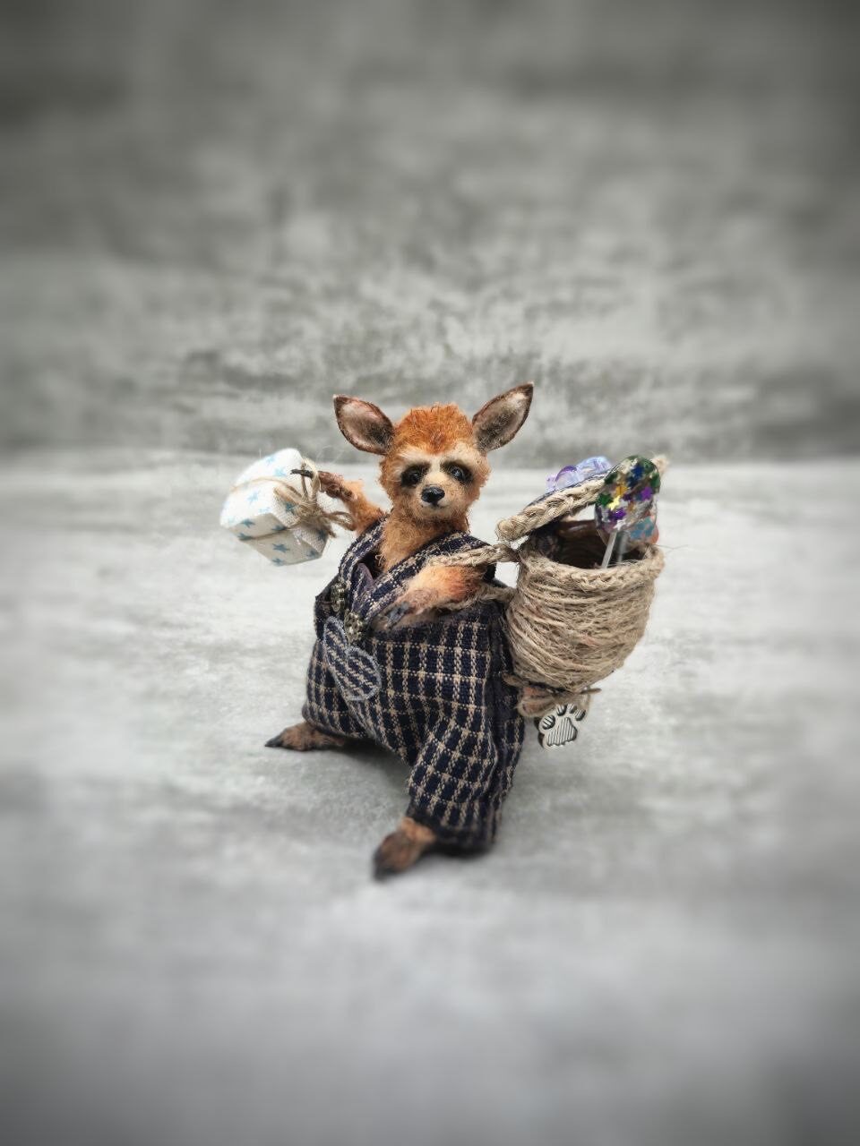 Вязаная миниатюрная игрушка кенгуру Брунгильда