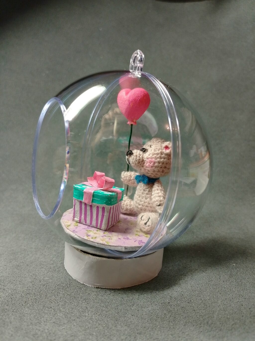 Медвежонок с подарками