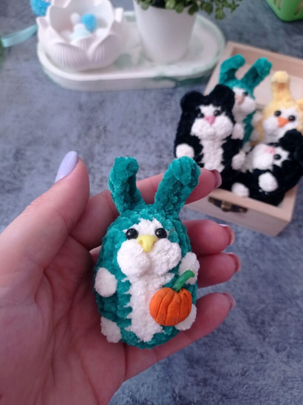 Вязаный брелок котик/зайка