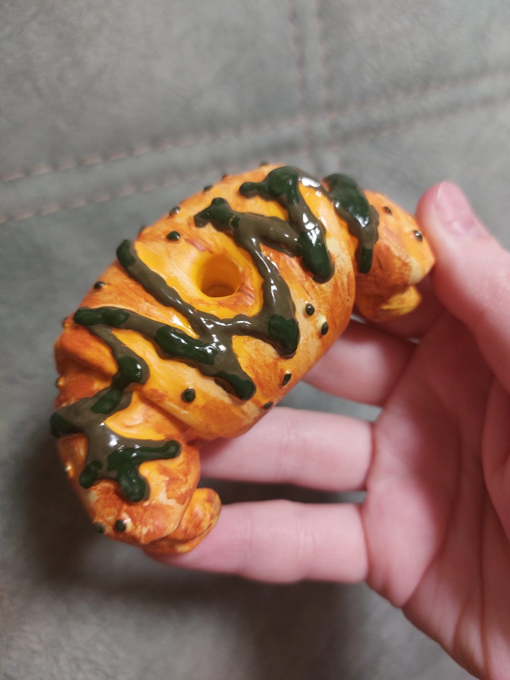 Круассан фисташковый. Подставка под аромапалочку