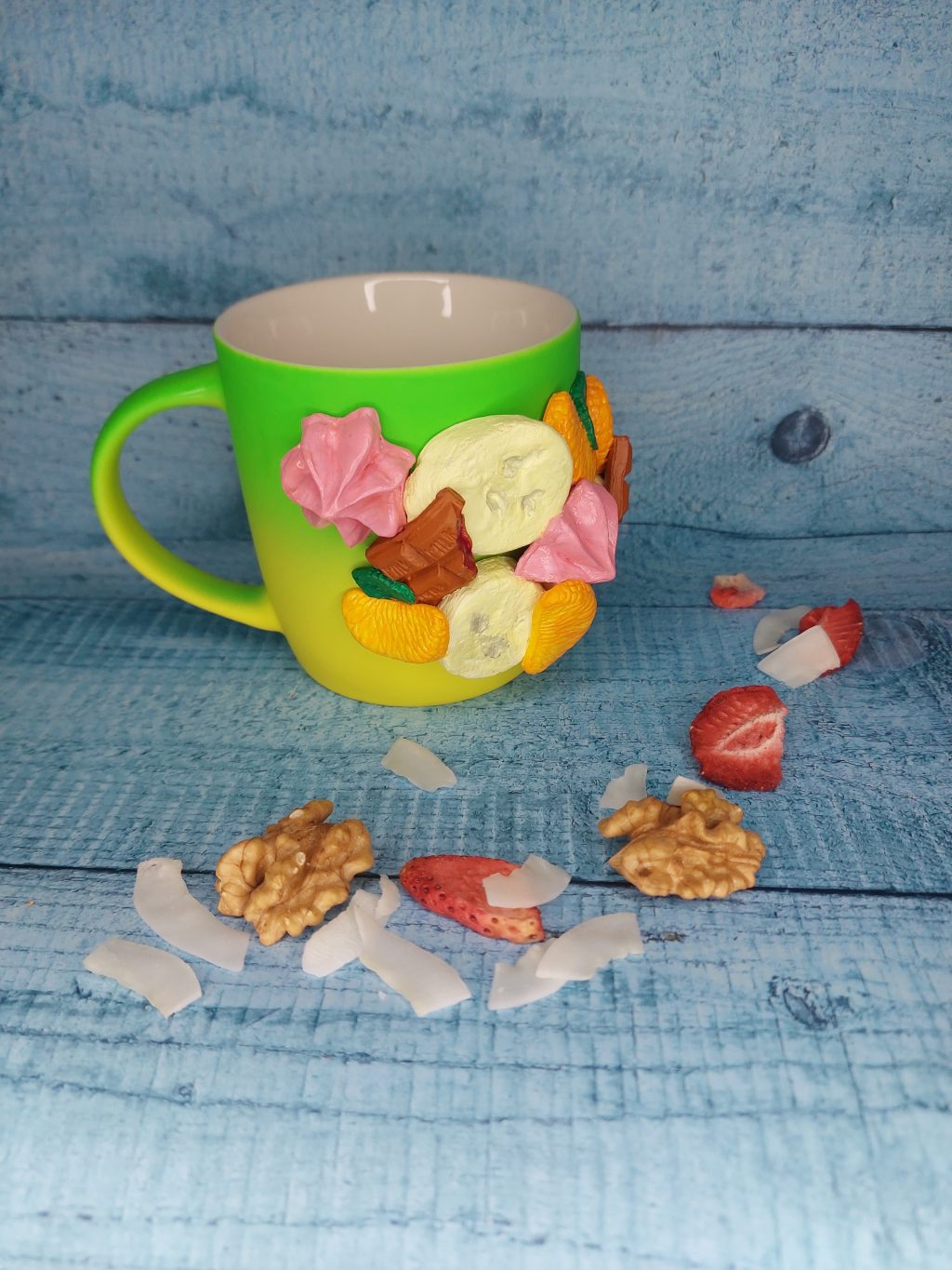 Кружка с декором из вкусняшек