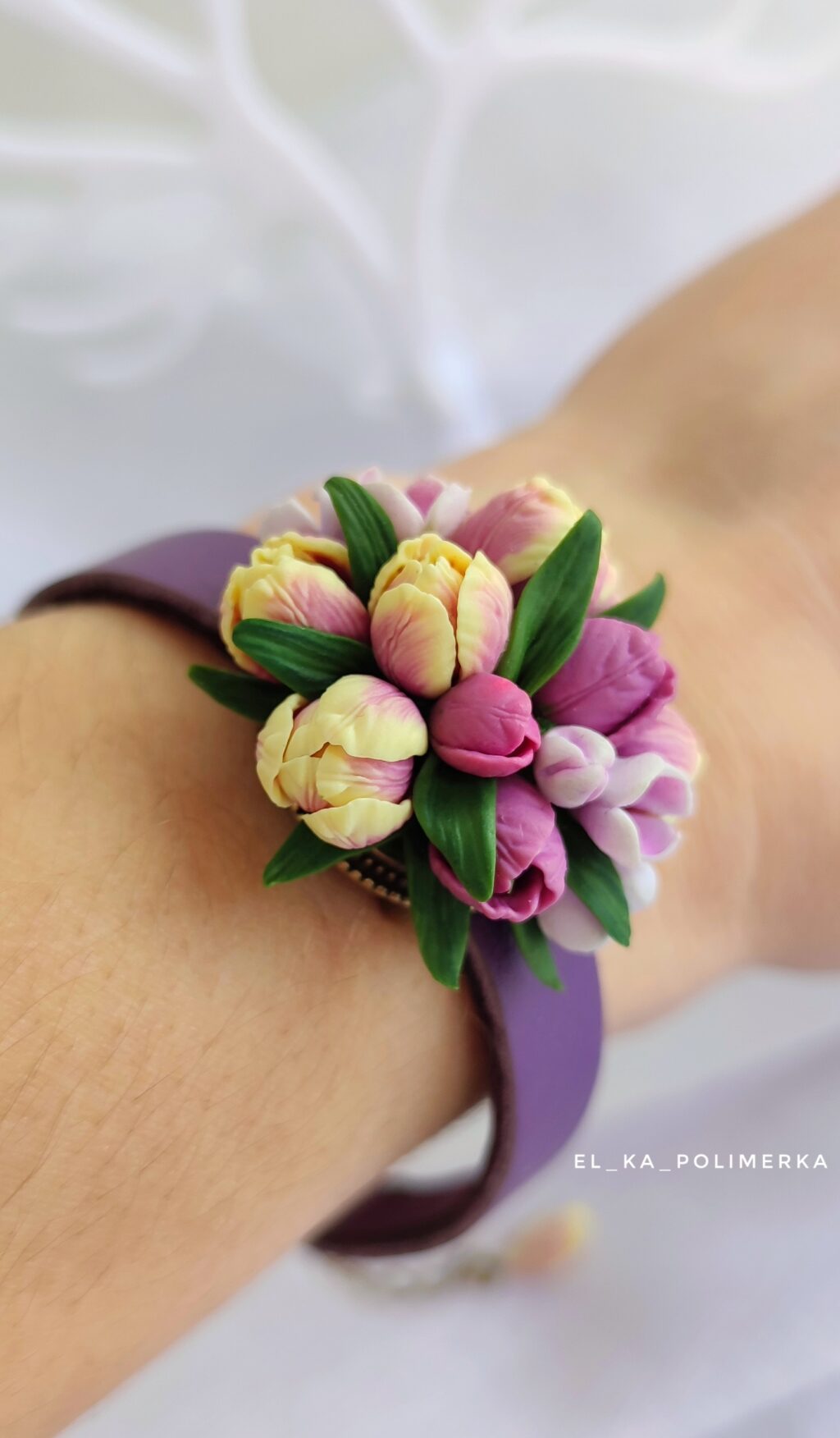 Комплект: браслет из натуральной кожи и серьги с тюльпанами из полимерной глины