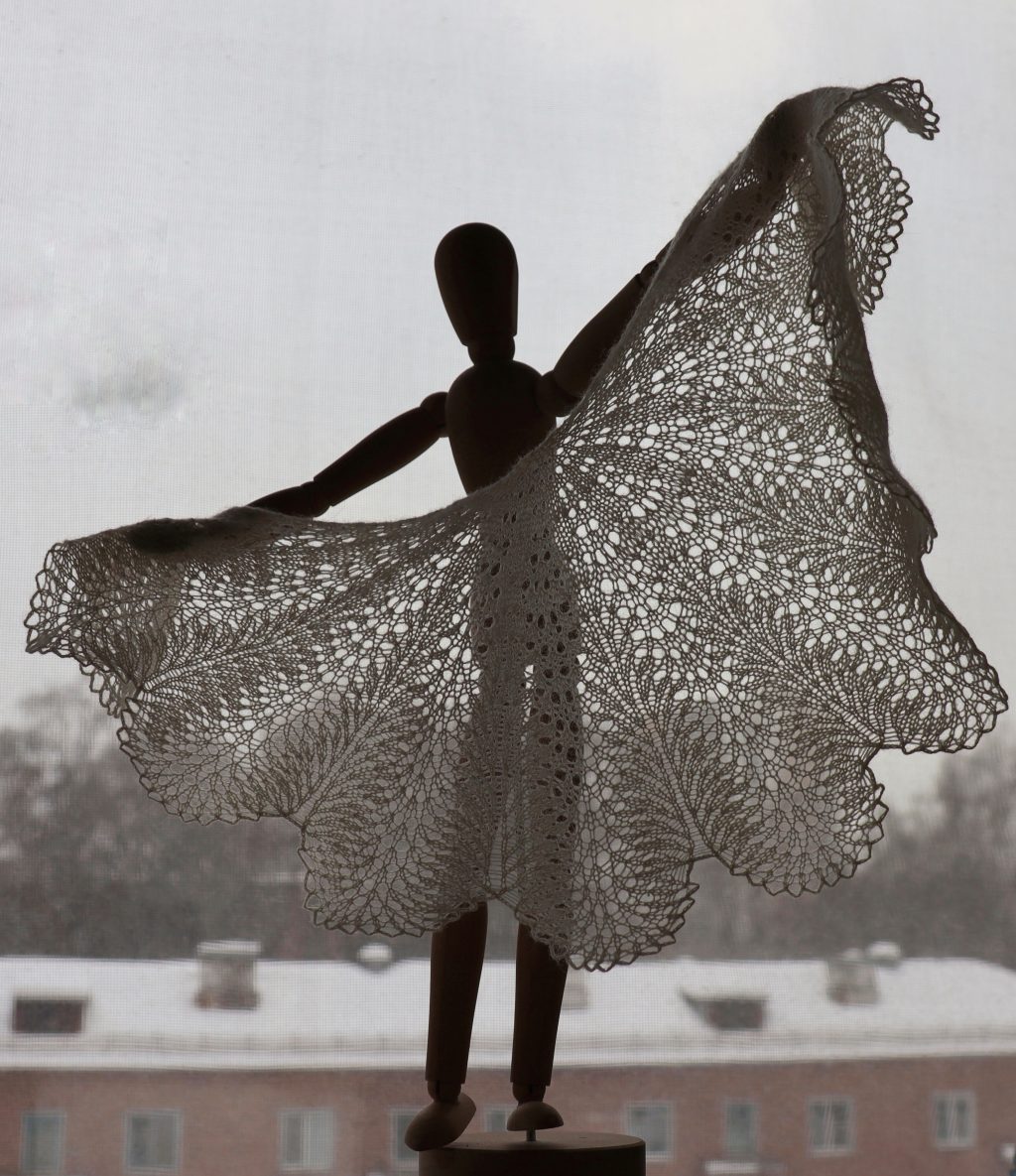 Шаль для куклы