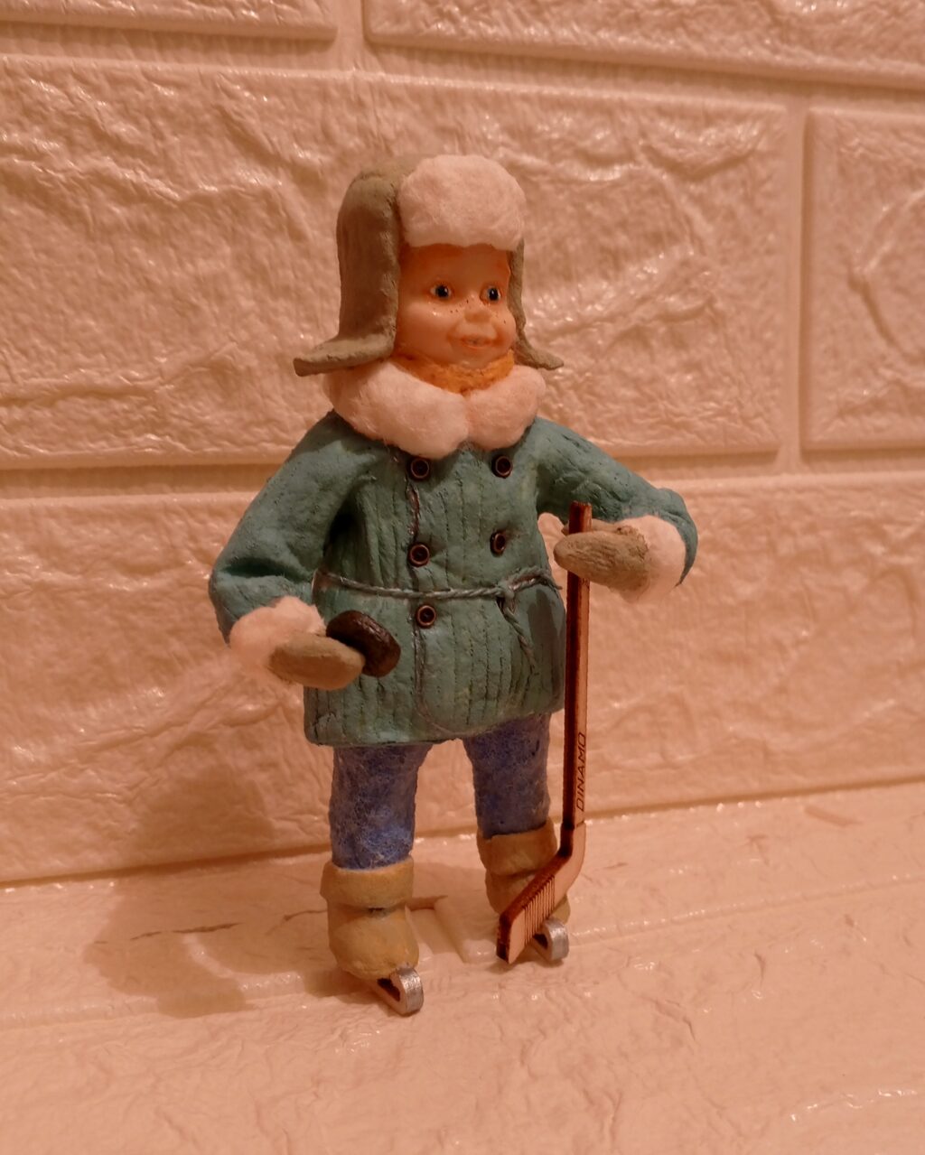 Елочная игрушка «хоккеист»