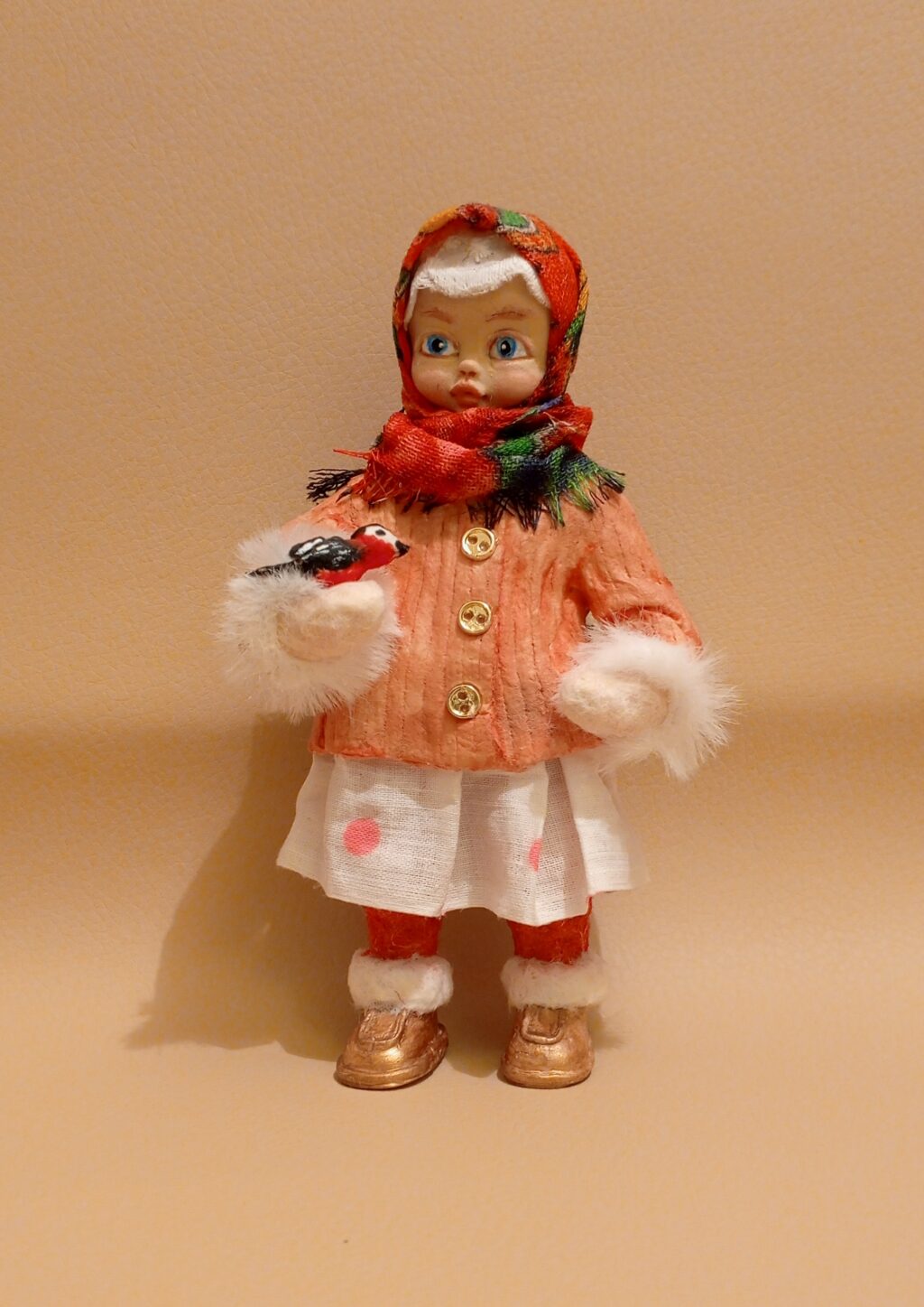 Ватная игрушка «Девочка со снегирем»