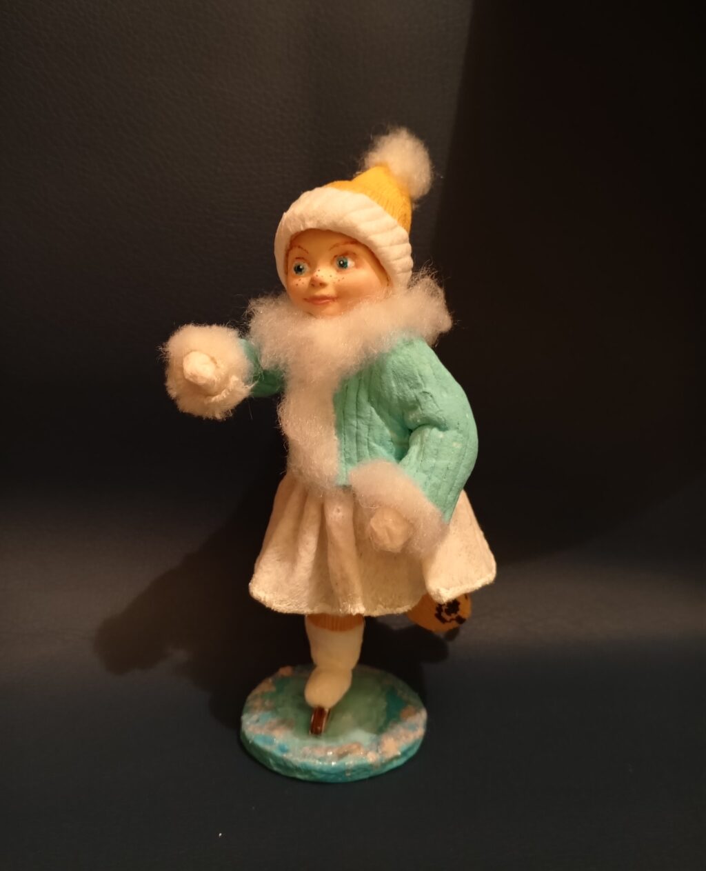 Ватная игрушка «Фигуристка»