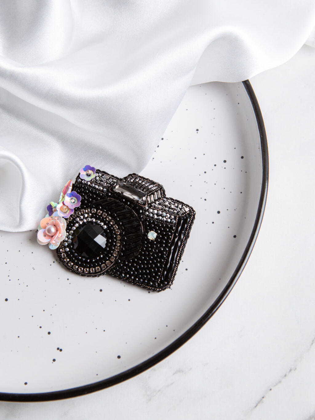 Брошь из бисера «Фотоаппарат»