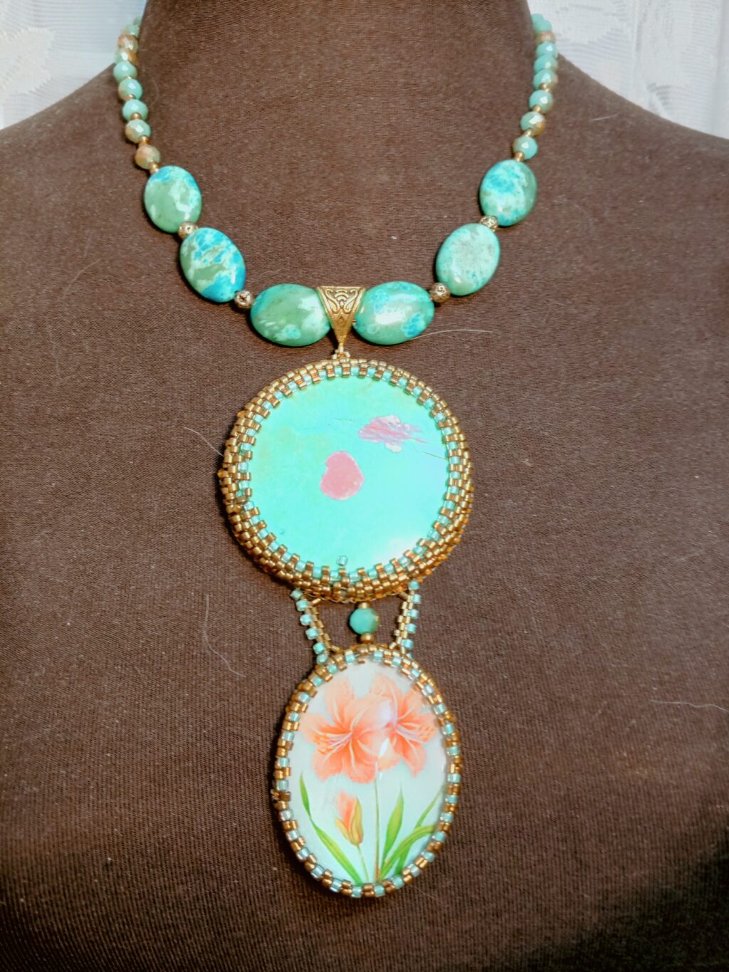 Кулон на бусах «Амариллис»