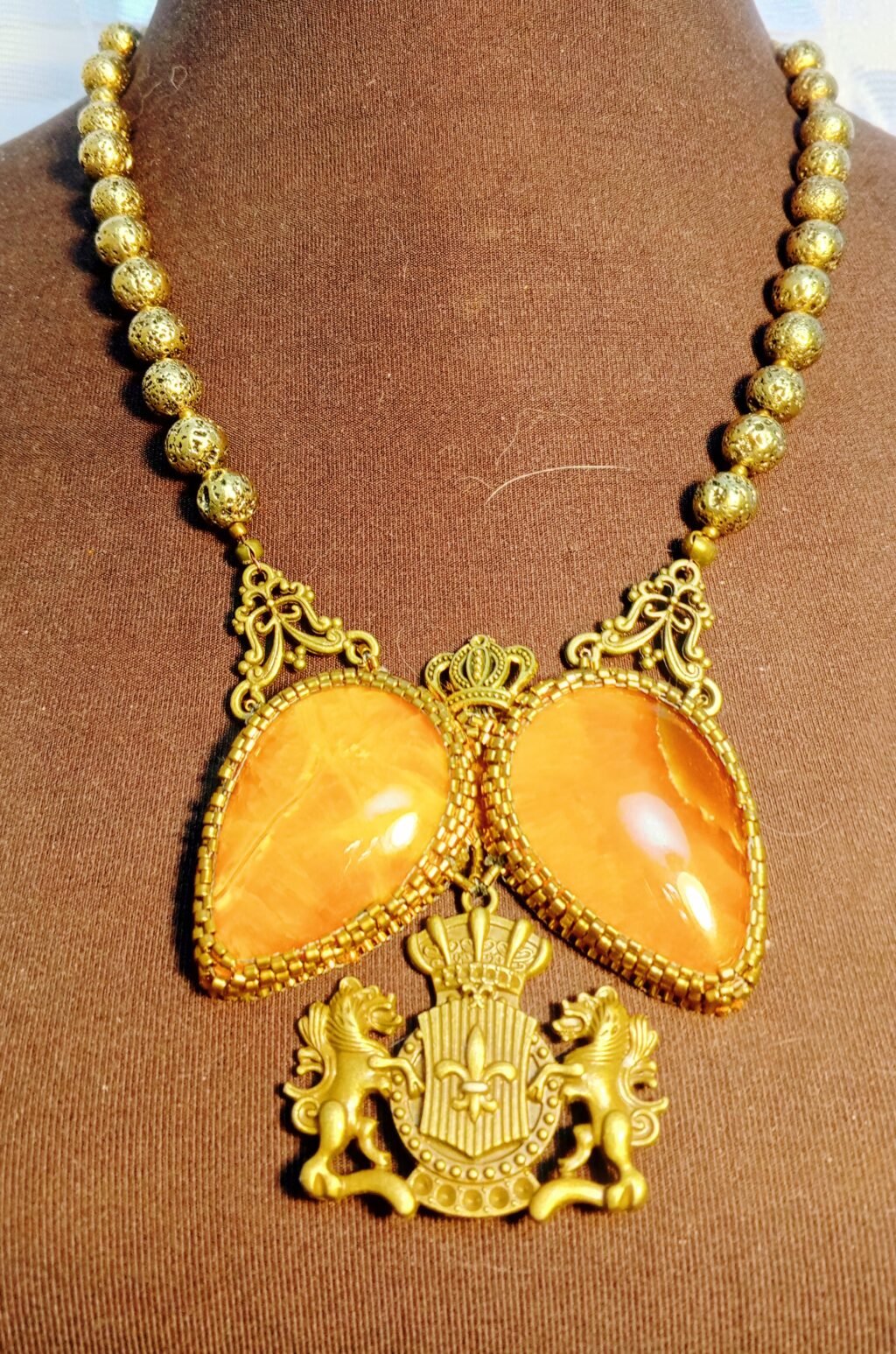 Кулон на бусах «Королевский»