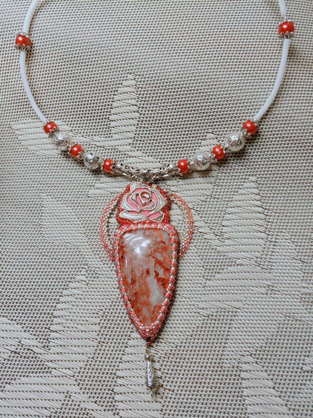 Кулон и чокер «Сосуд розы»