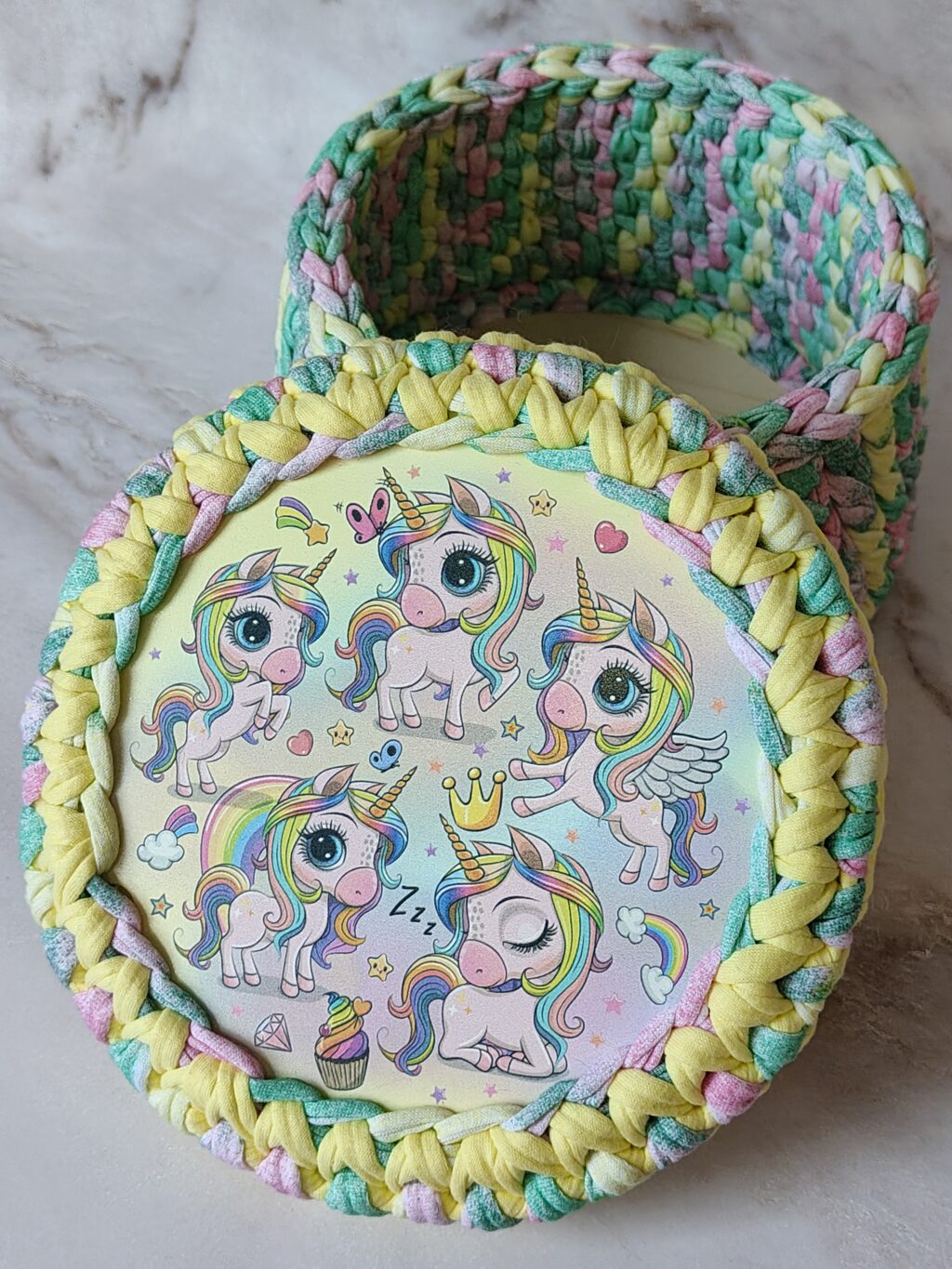 Шкатулка из трикотажной пряжи «Единороги»