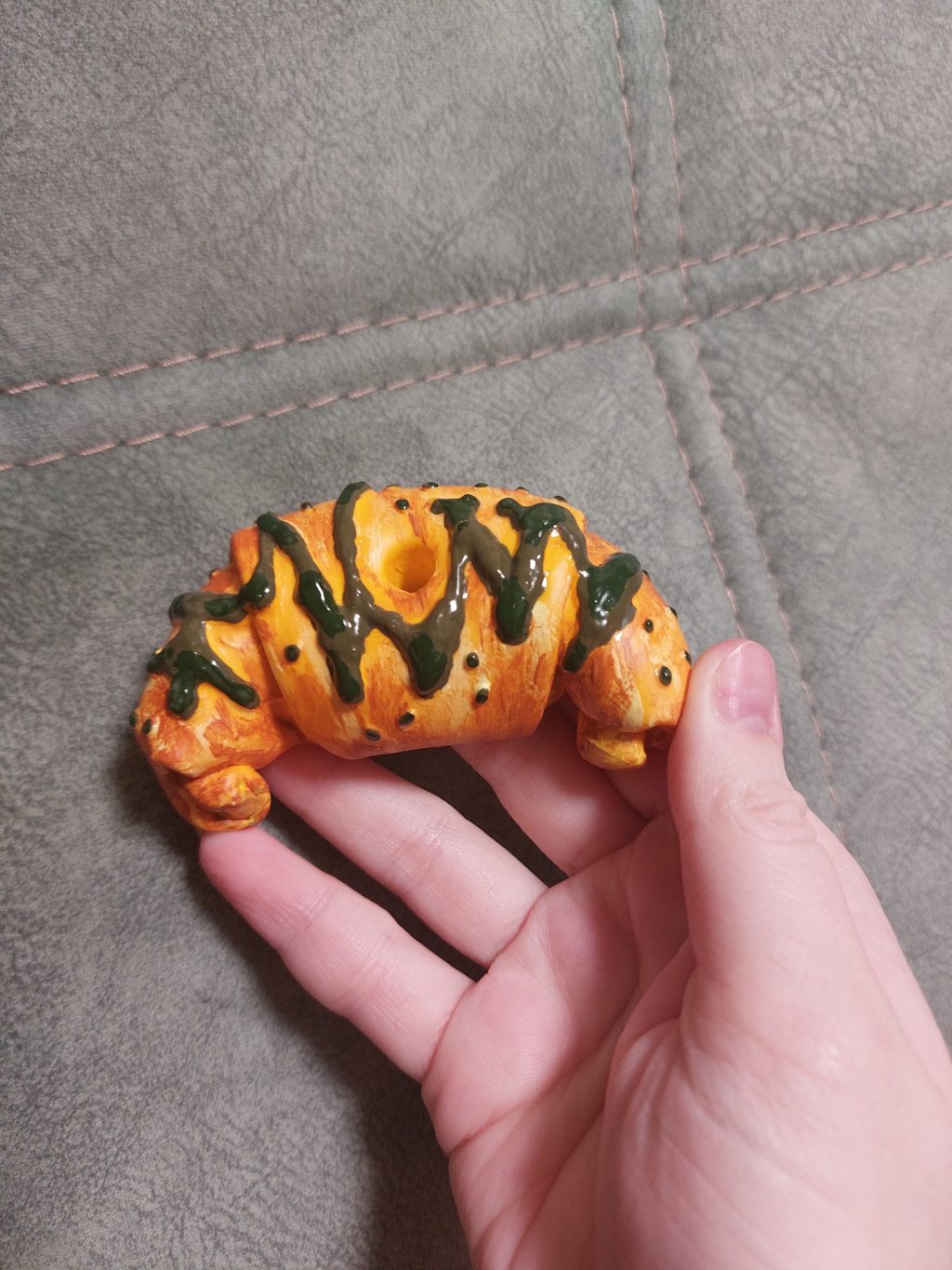 Круассан фисташковый. Подставка под аромапалочку