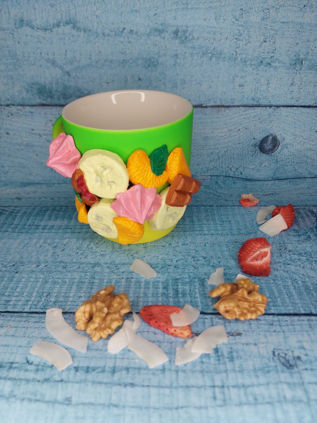 Кружка с декором из вкусняшек