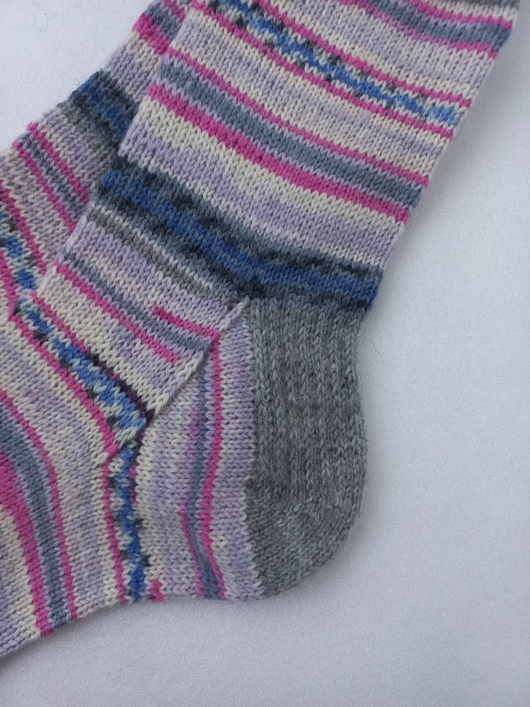 вязаные носки из тонкой пряжи