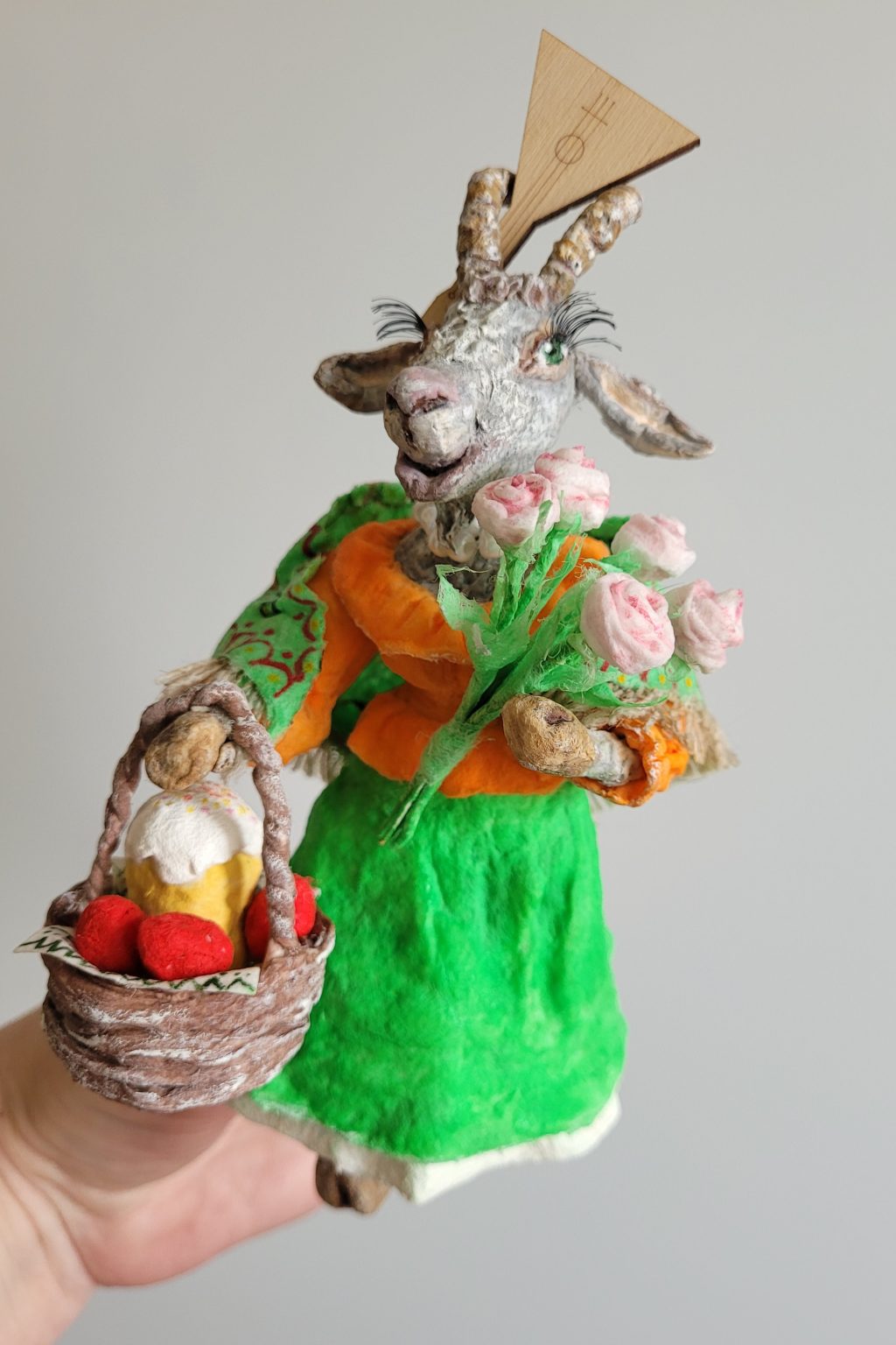 Коза с корзинкой