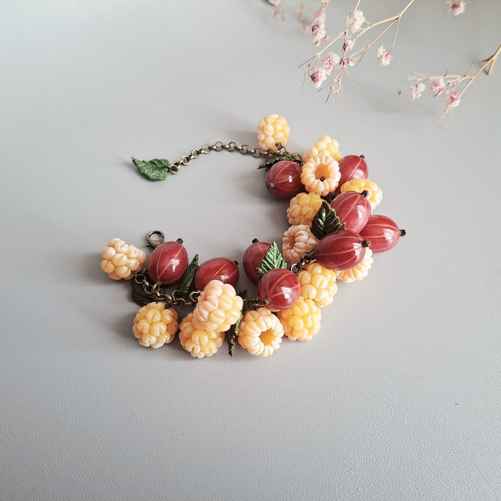 Браслет с красным крыжовником и желтой малиной