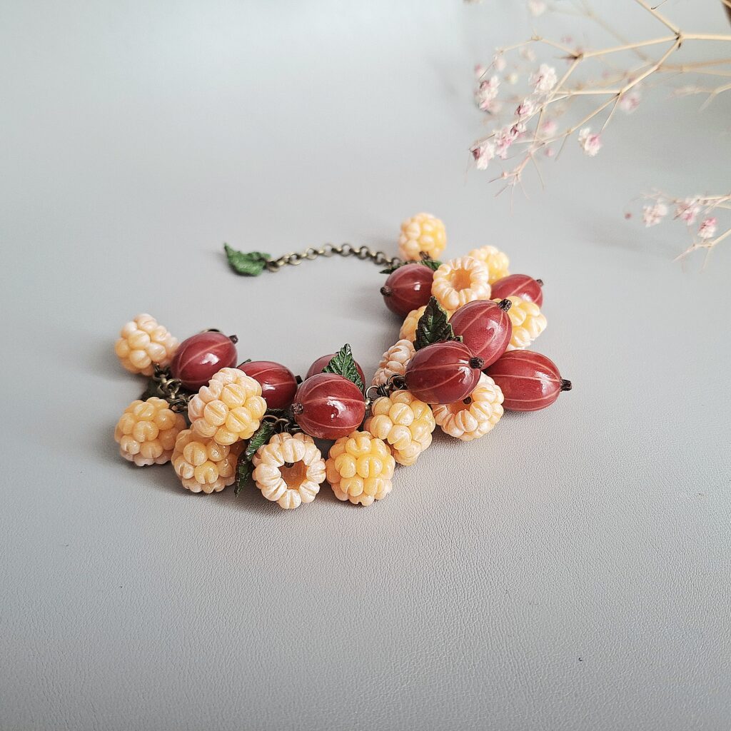 Браслет с красным крыжовником и желтой малиной