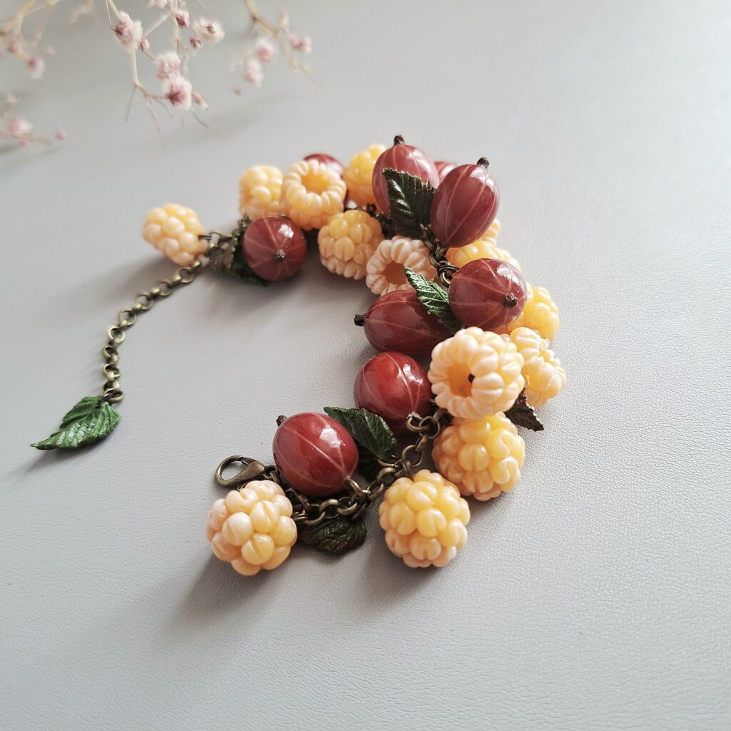 Браслет с красным крыжовником и желтой малиной
