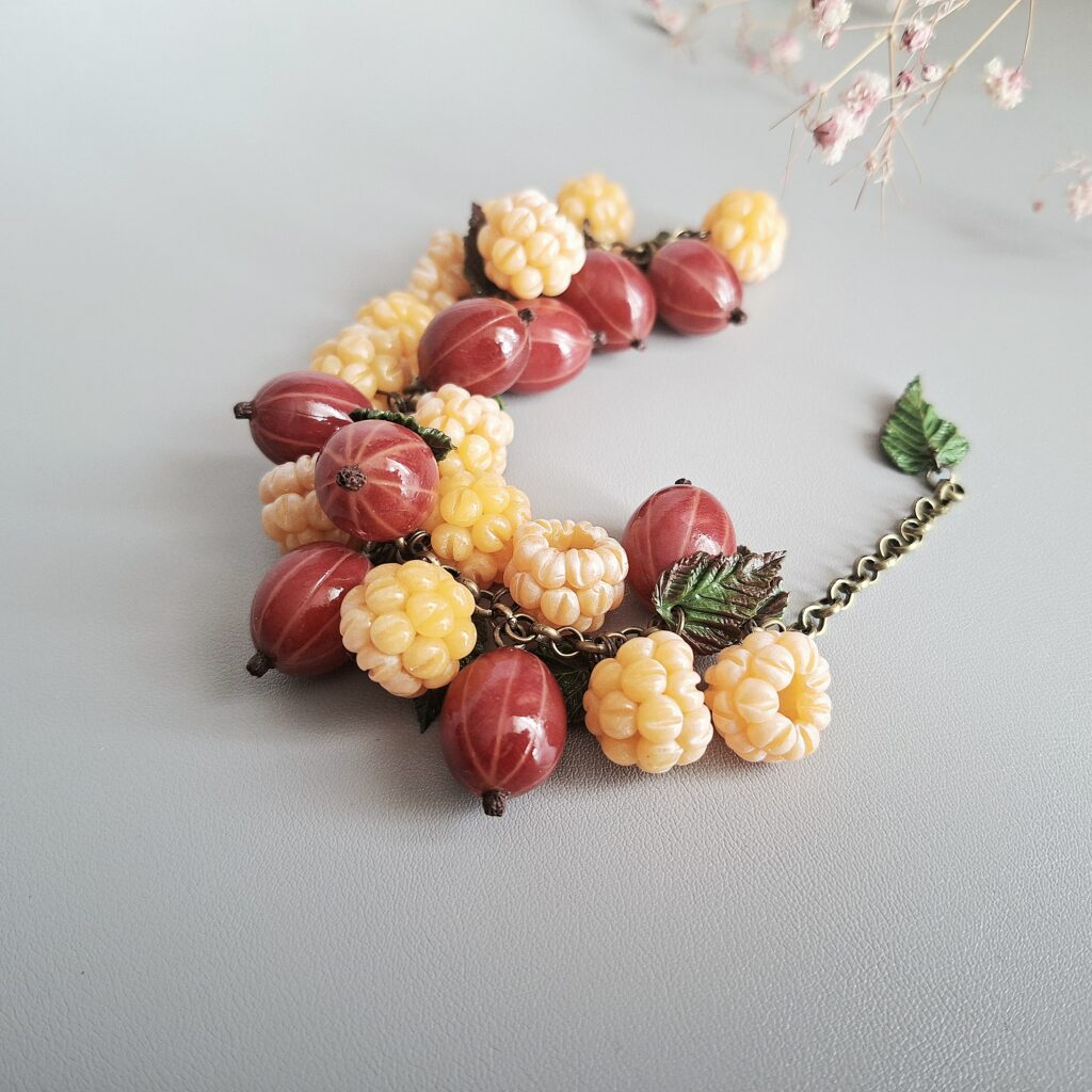 Браслет с красным крыжовником и желтой малиной