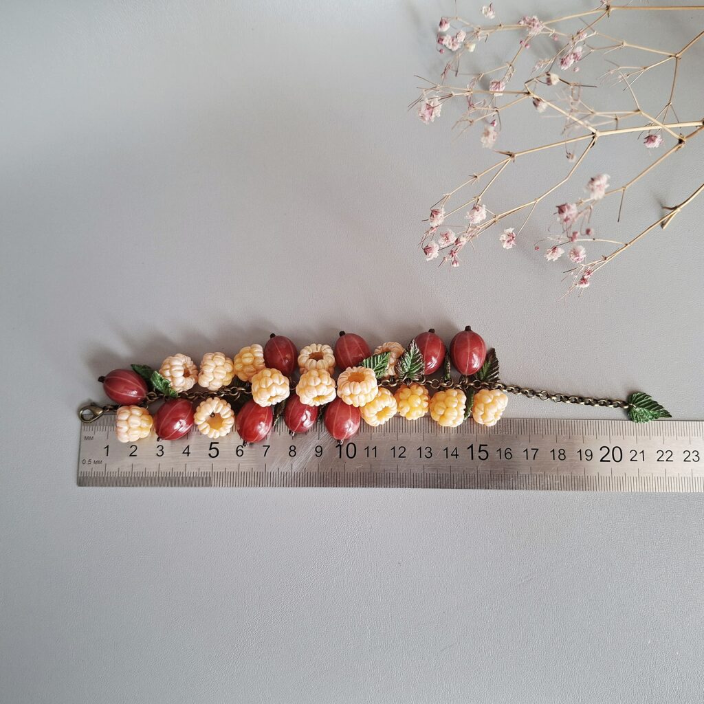 Браслет с красным крыжовником и желтой малиной