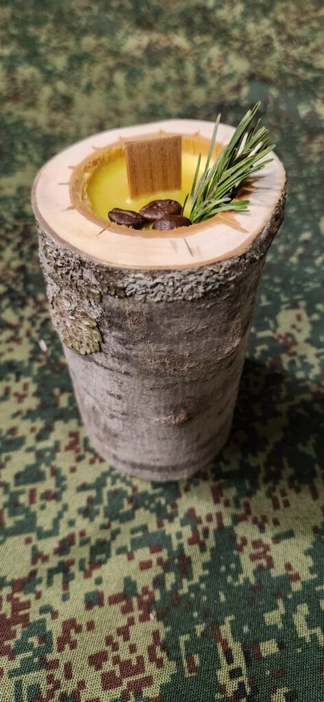 Свеча в деревянном подсвечнике