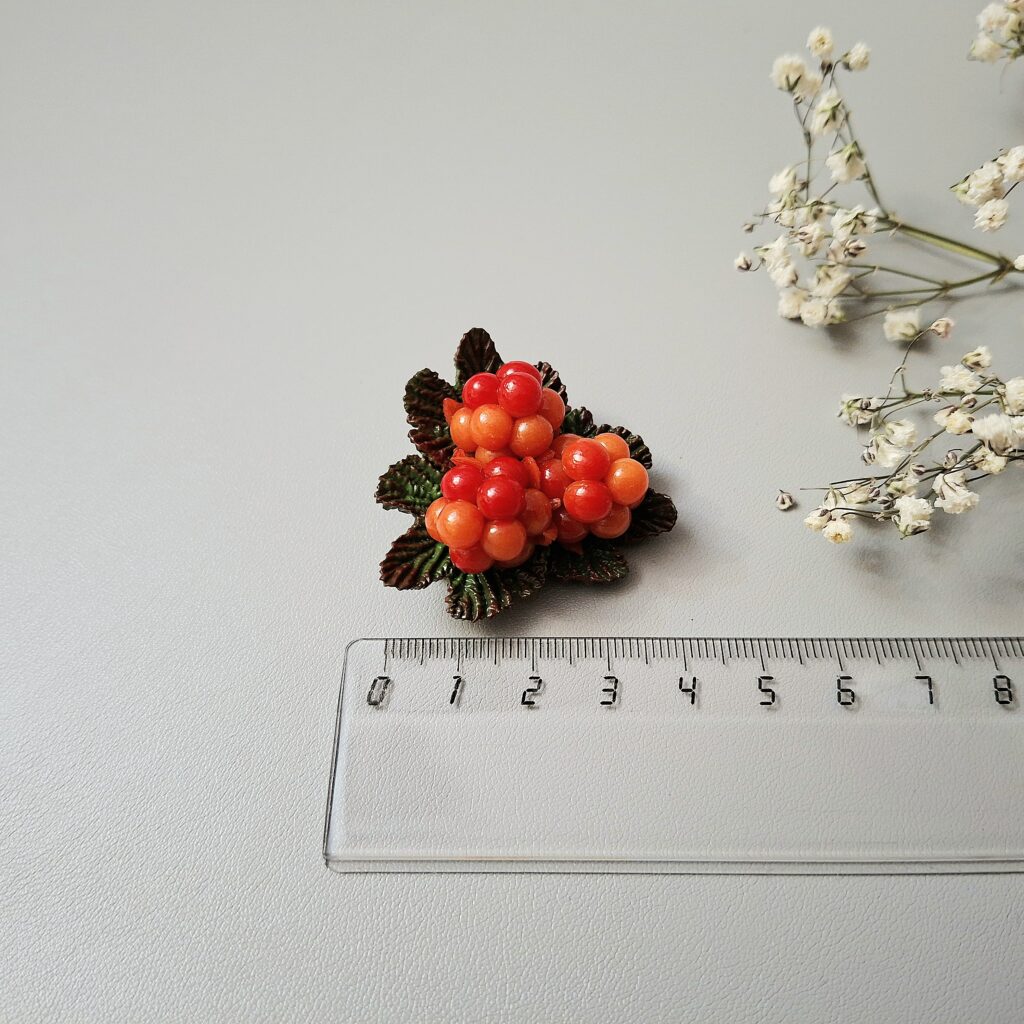 Брошь-булавка Морошка