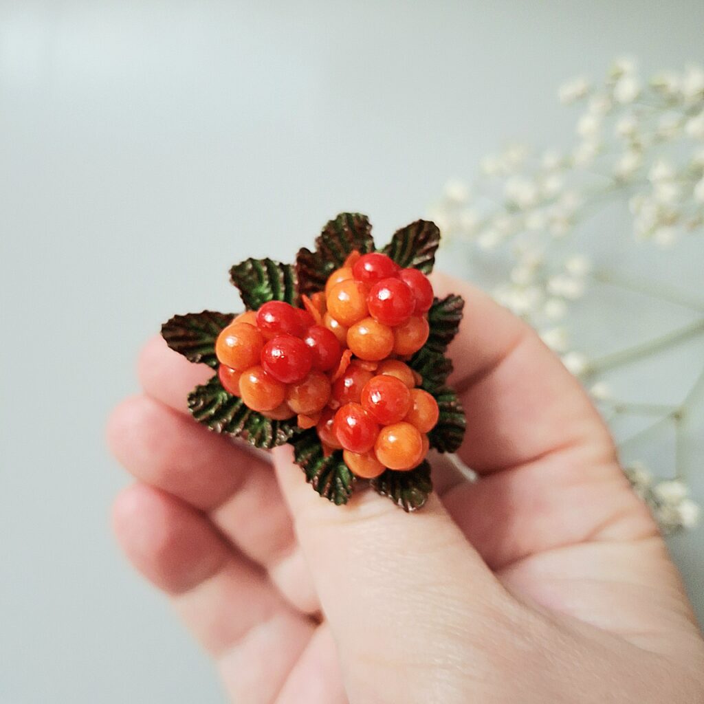 Брошь-булавка Морошка