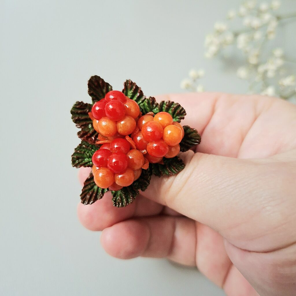 Брошь-булавка Морошка