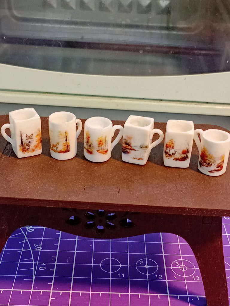 Кружки с осенним пейзажем