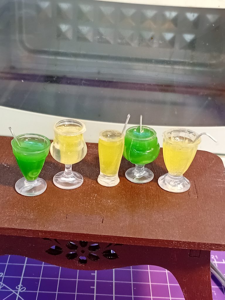 Коктейли, лимонады в бокалах