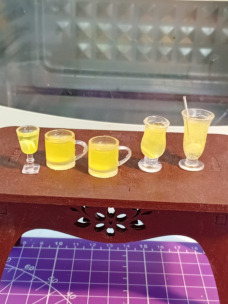 Коктейли, лимонады в бокалах