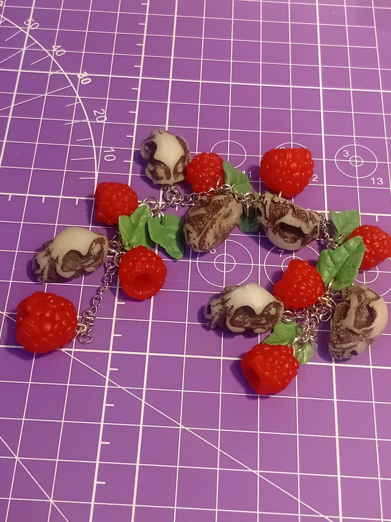 Браслет с черепами и малиной