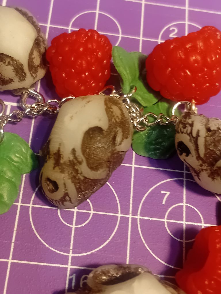 Браслет с черепами и малиной