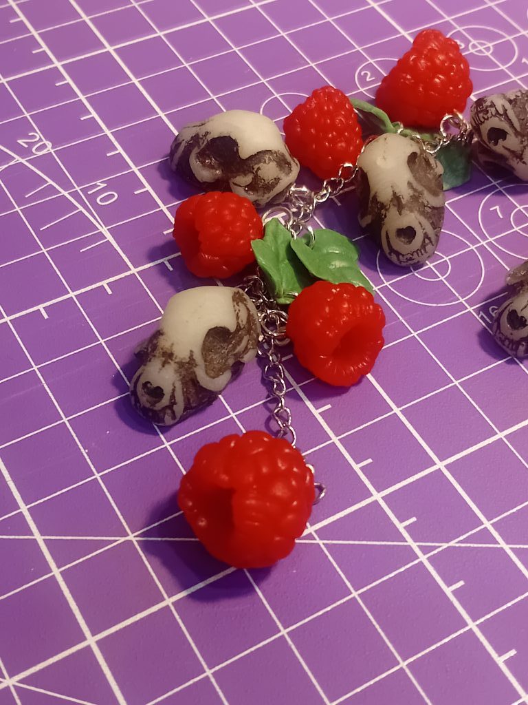 Браслет с черепами и малиной