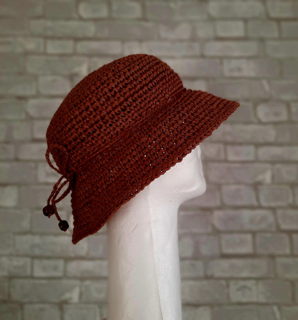 Шляпка из рафии с классической длинной полей