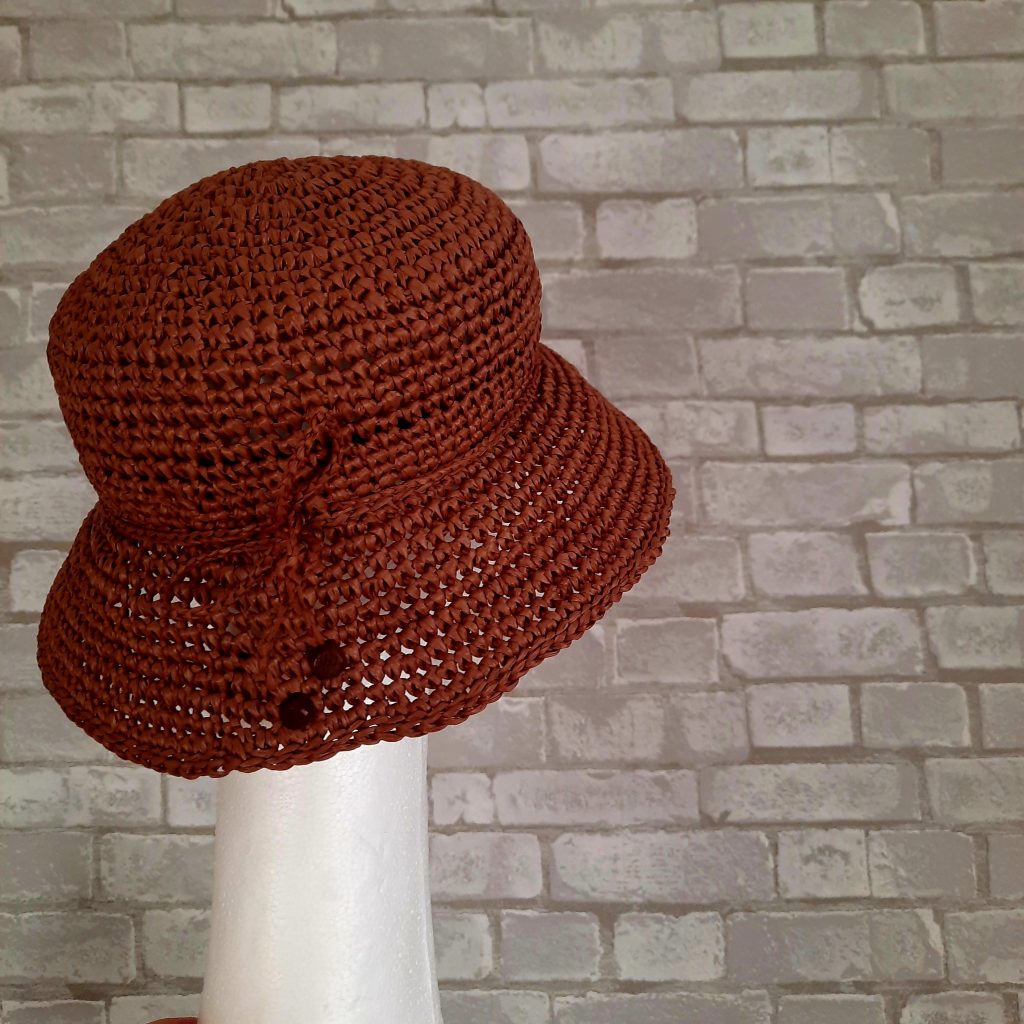 Шляпка из рафии с классической длинной полей