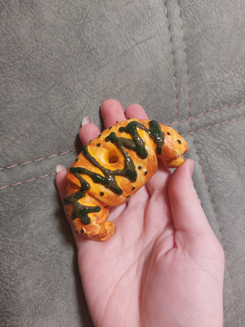 Круассан фисташковый. Подставка под аромапалочку