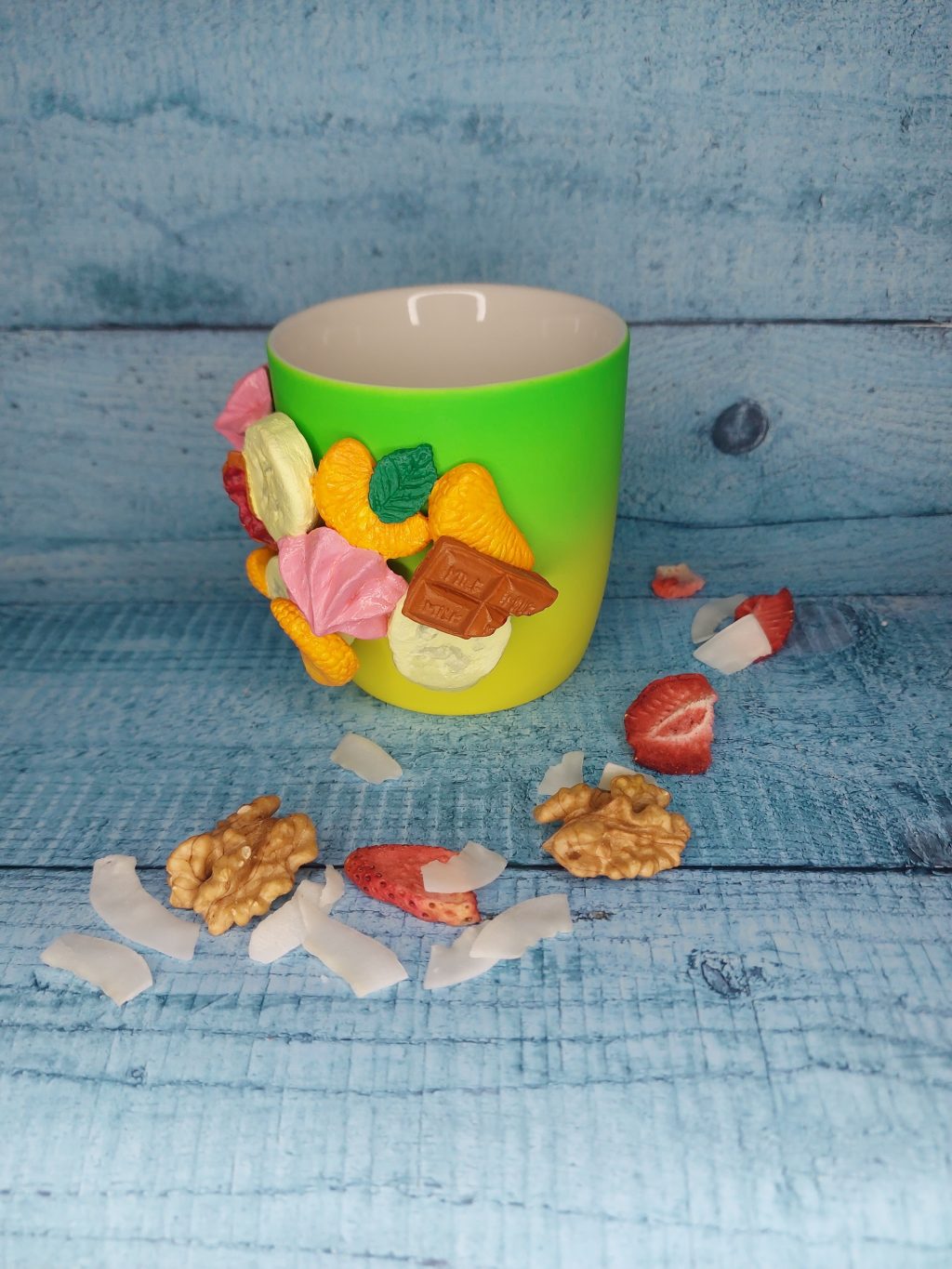 Кружка с декором из вкусняшек