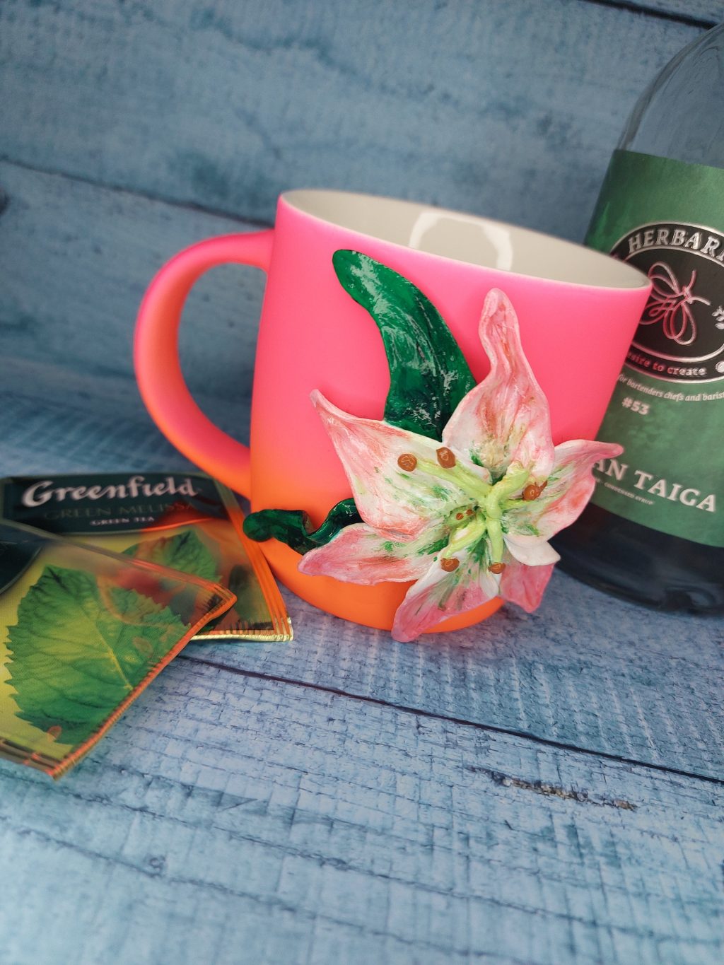 Кружка с декором лилия