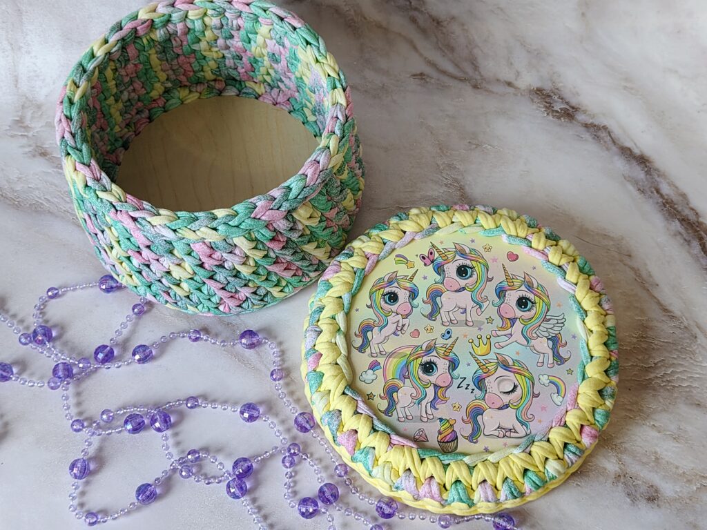 Шкатулка из трикотажной пряжи «Единороги»